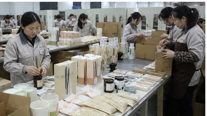 Private Label Packing Line scene for fragrance OEM factory process